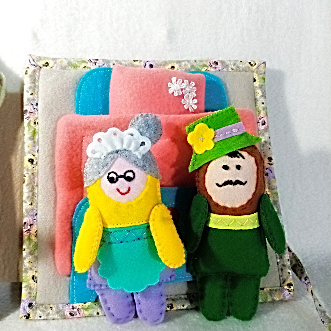 Carte textila cu povestea Scufitei si papusi din fetru. - jucării și echipamente pentru copii - cărți pentru copii, cărți textile - Artynos.ro