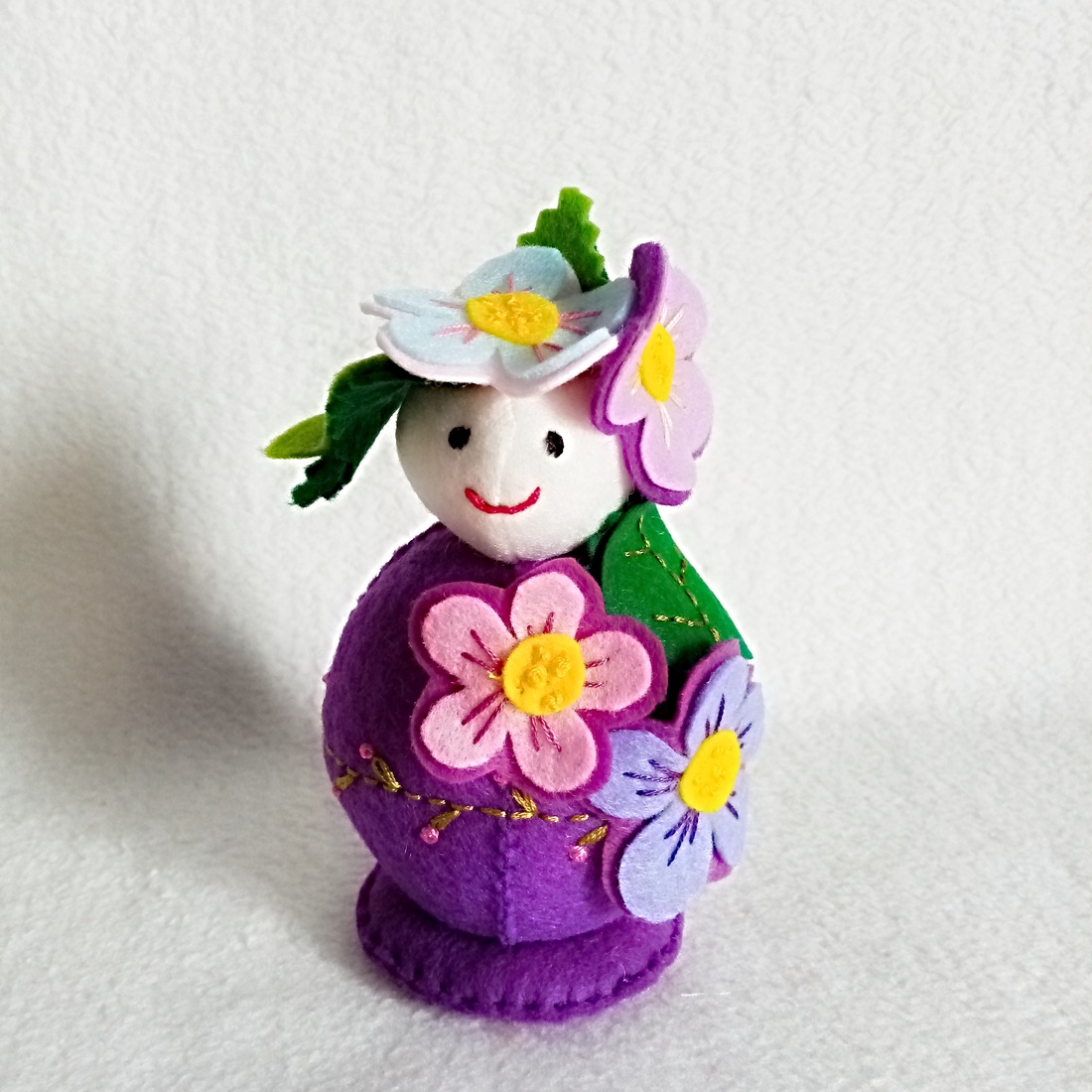 Figurina Violeta din fetru pentru educatie Waldorf. - jucării și echipamente pentru copii - jocuri de gândire - curcubeu montessori, jocuri waldorf - Artynos.ro