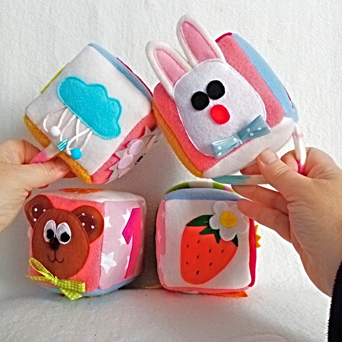 Set de 4 cuburi senzoriale ,Jucarie educativa pentru bebe de 6 luni. - jucării și echipamente pentru copii - jucării bebeluși - cub pentru copii - Artynos.ro