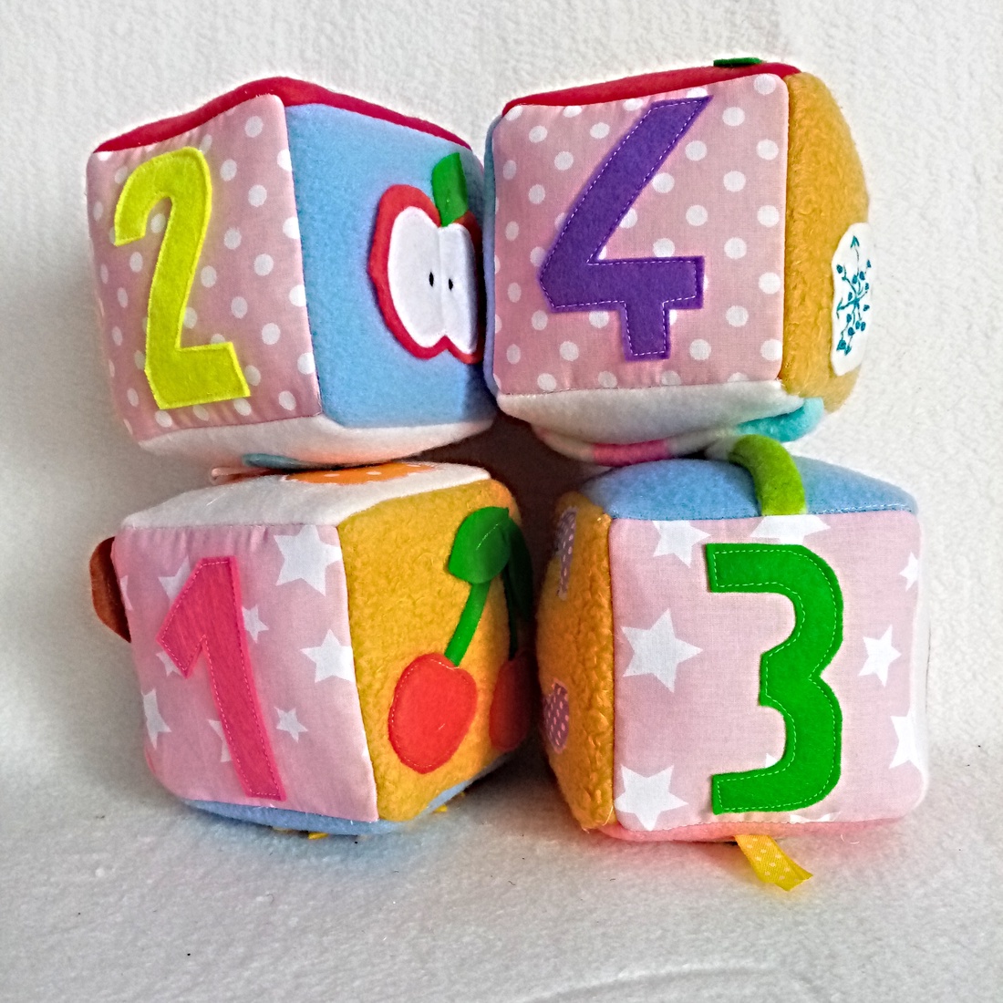 Set de 4 cuburi senzoriale ,Jucarie educativa pentru bebe de 6 luni. - jucării și echipamente pentru copii - jucării bebeluși - cub pentru copii - Artynos.ro