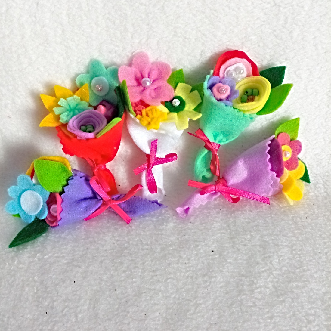 Martisoare Brose din Fetru ,Cadouri Marturii pentru cei dragi. - bijuterii - mărțișor - Artynos.ro