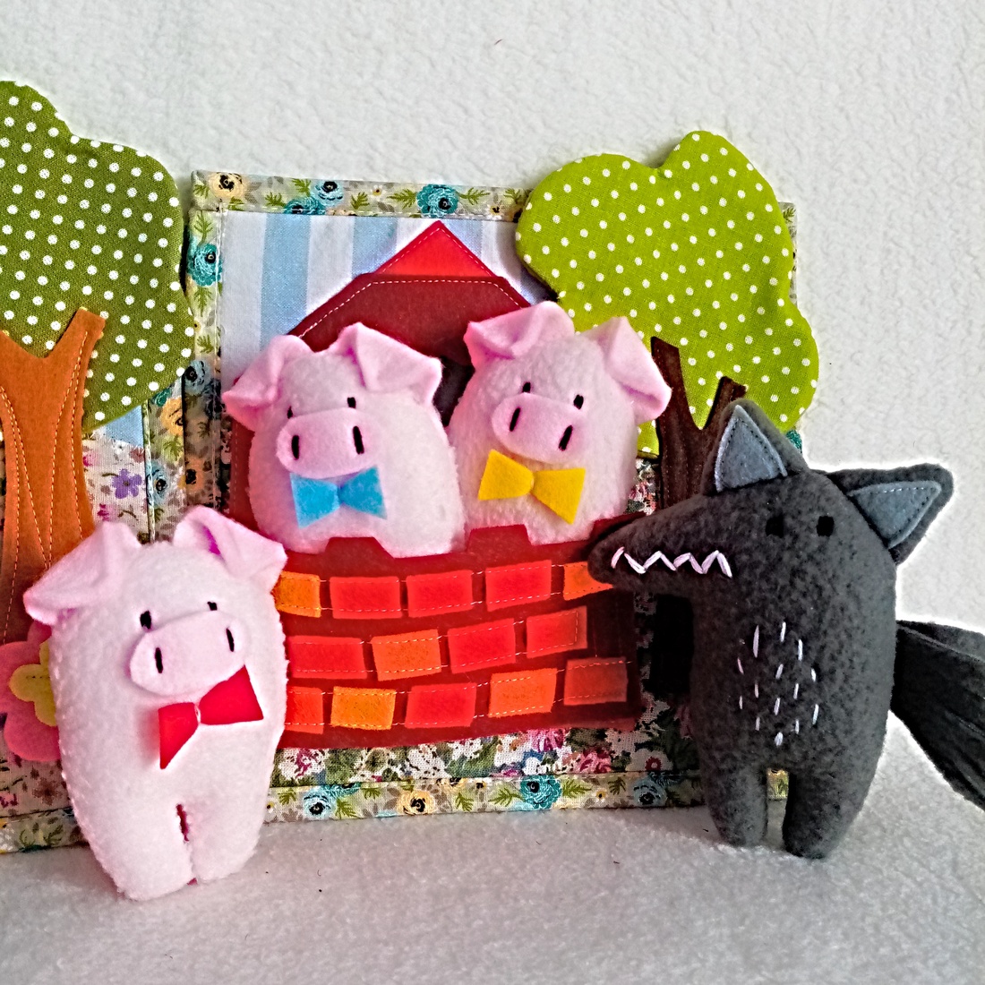 Carte senzoriala cu povestea celor 3 purcelusi neastamparati. - jucării și echipamente pentru copii - cărți pentru copii, cărți textile - Artynos.ro