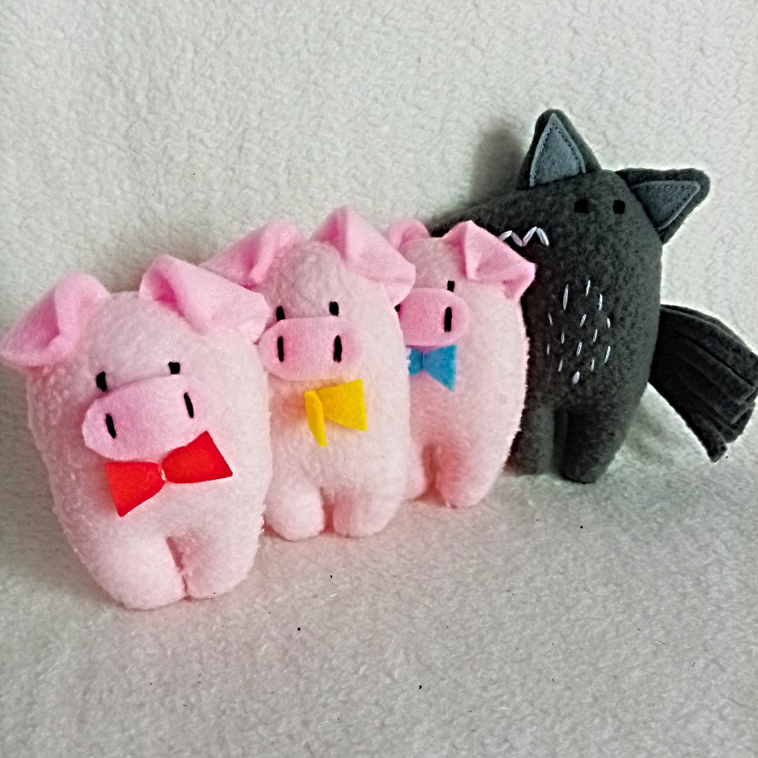 Carte senzoriala cu povestea celor 3 purcelusi neastamparati. - jucării și echipamente pentru copii - cărți pentru copii, cărți textile - Artynos.ro