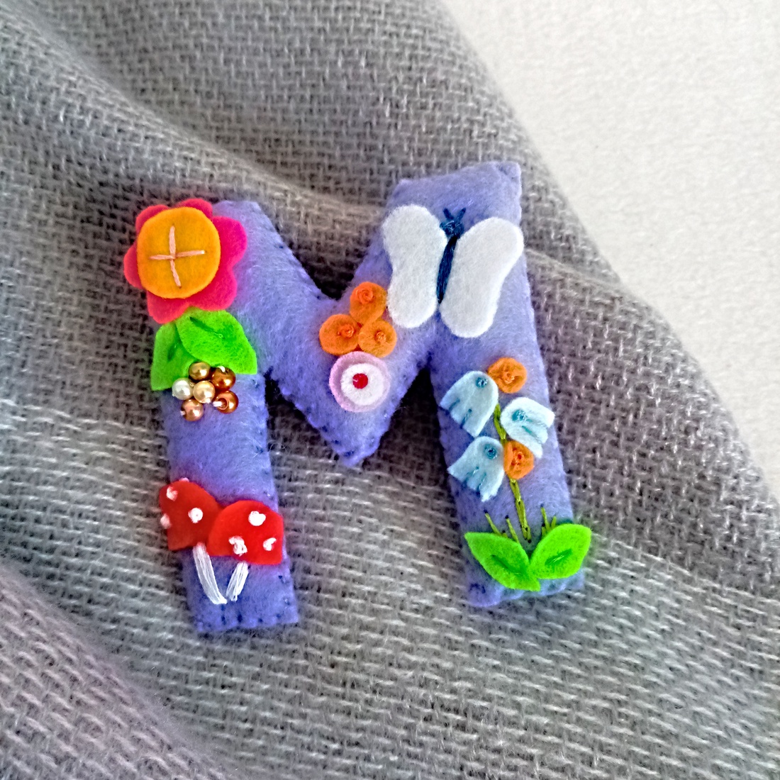 Brosa Martisor din fetru brodat. - bijuterii - mărțișor - Artynos.ro