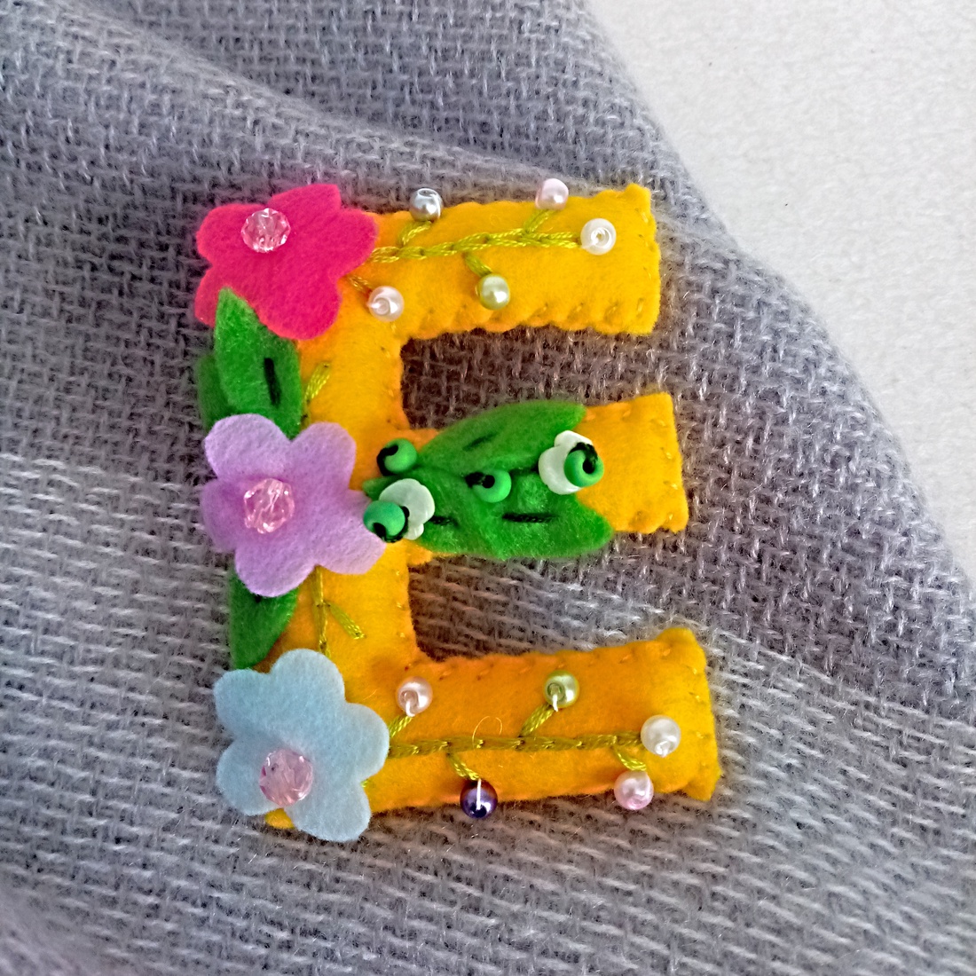 Brosa Martisor din fetru brodat. - bijuterii - mărțișor - Artynos.ro