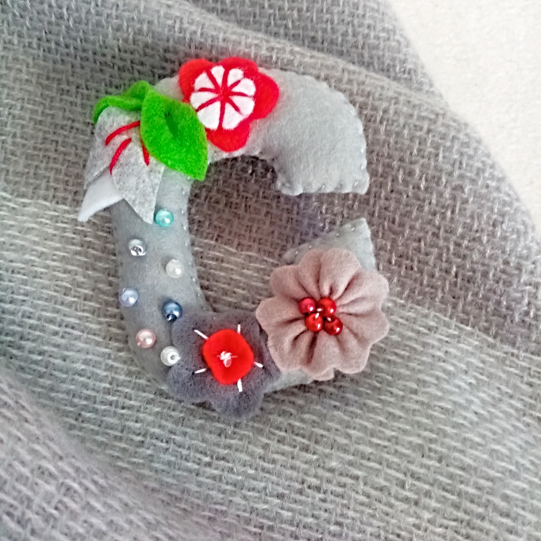 Brosa Martisor din fetru brodat. - bijuterii - mărțișor - Artynos.ro