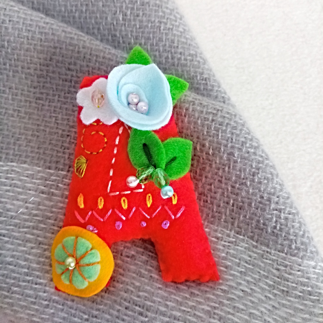 Brosa Martisor din fetru brodat. - bijuterii - mărțișor - Artynos.ro