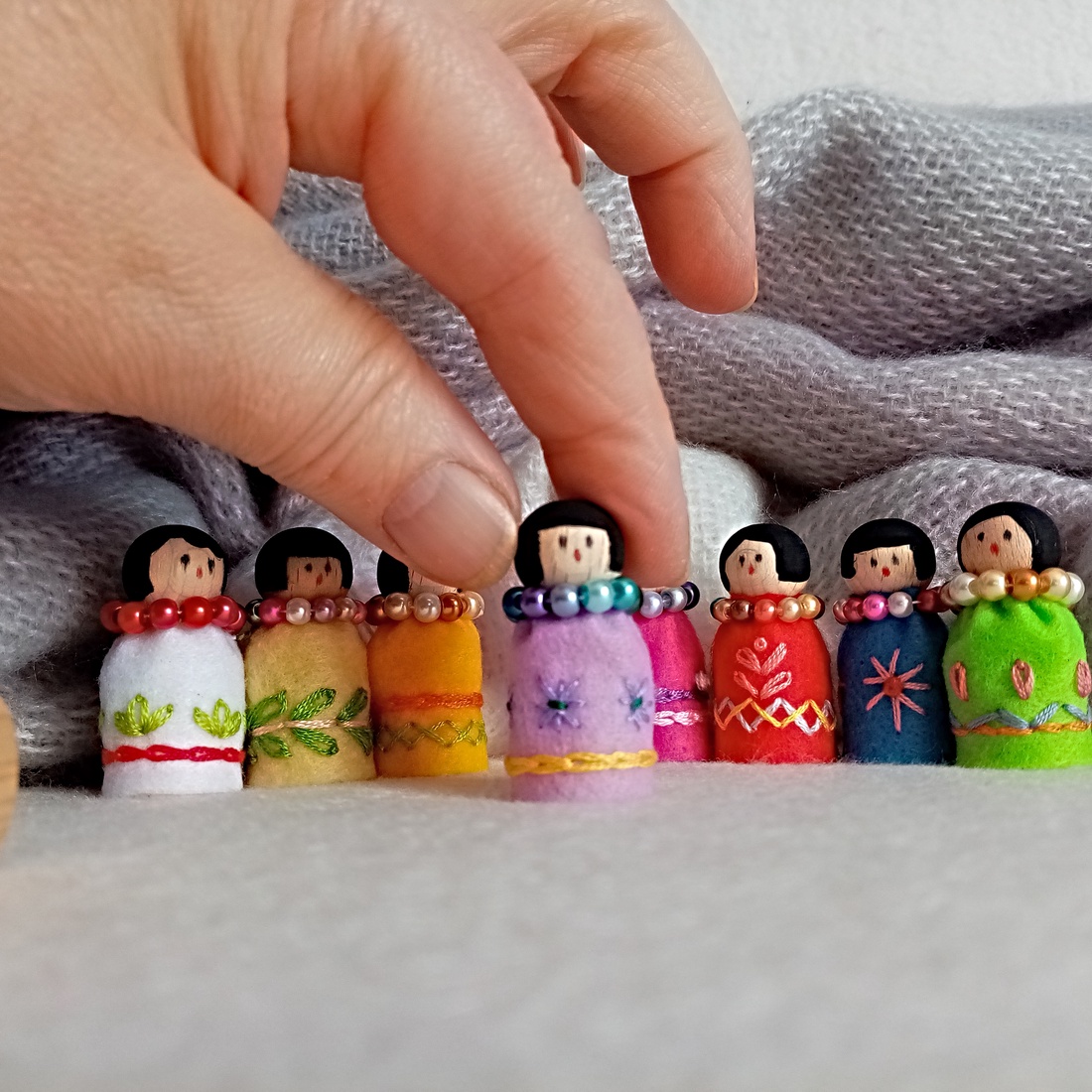 Brose Martisor ,Mini Papusi cadou de Primavara. - bijuterii - mărțișor - Artynos.ro