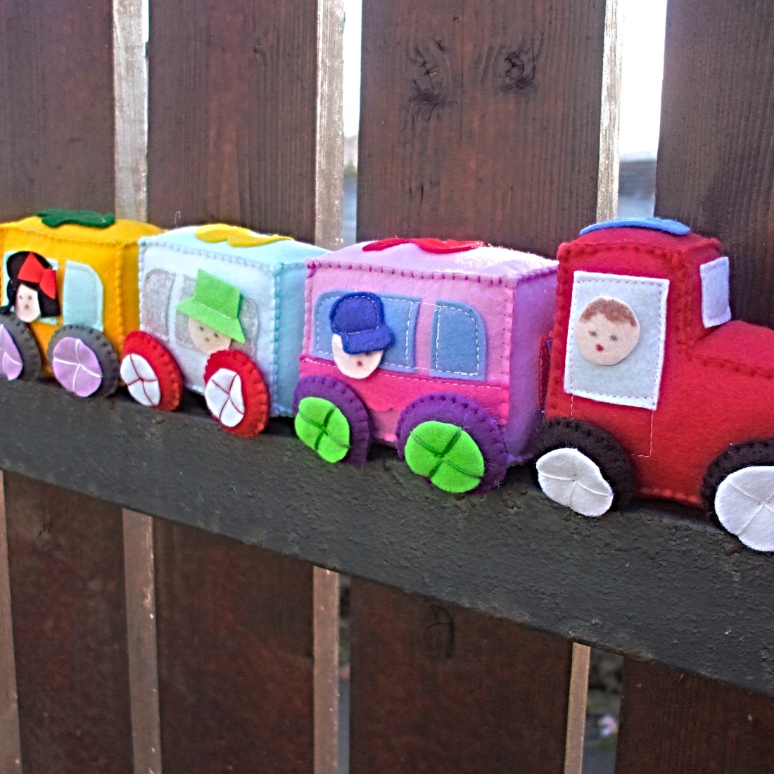 Tren din fetru cu prindere magnetica. - jucării și echipamente pentru copii - jocuri de gândire - curcubeu montessori, jocuri waldorf - Artynos.ro