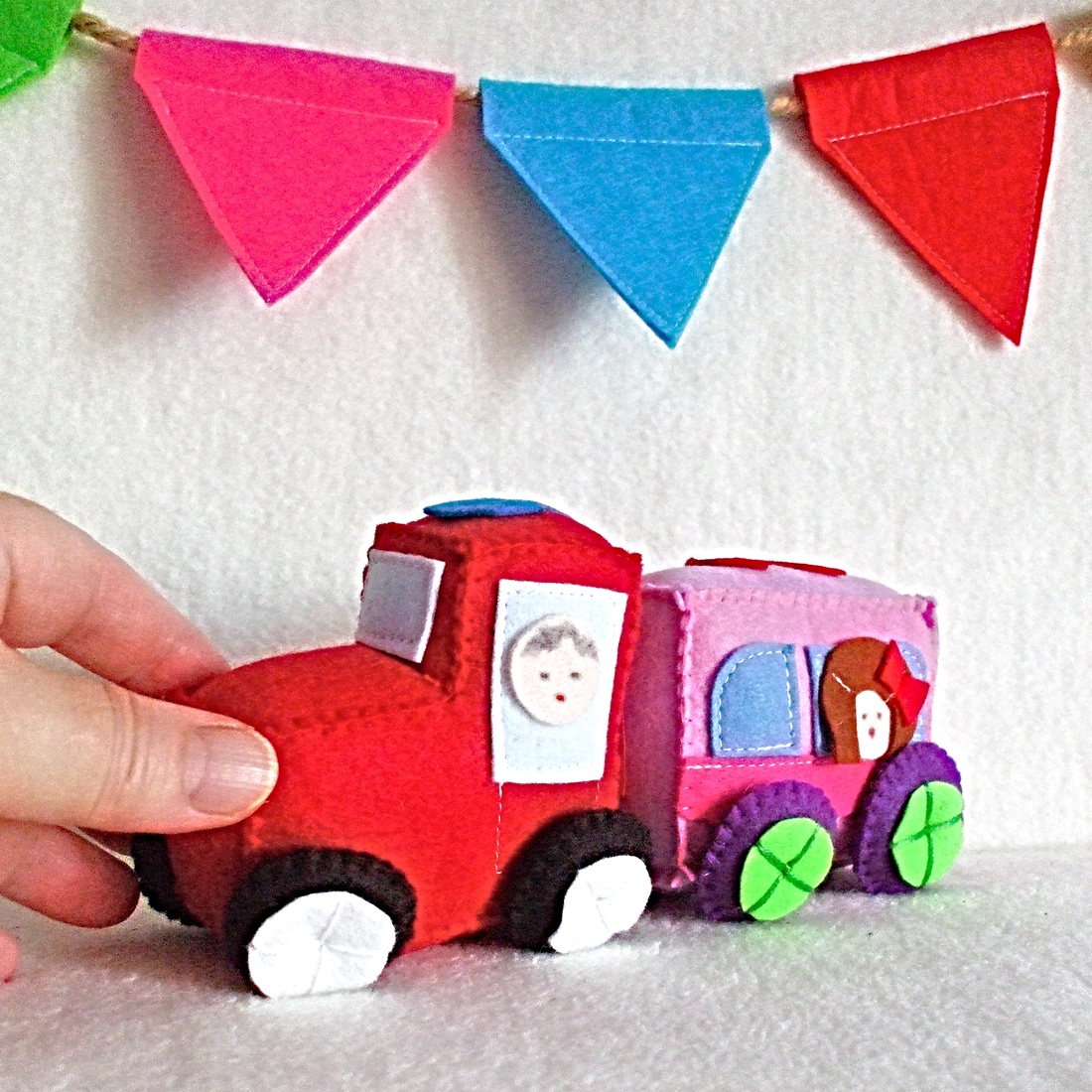 Tren din fetru cu prindere magnetica. - jucării și echipamente pentru copii - jocuri de gândire - curcubeu montessori, jocuri waldorf - Artynos.ro