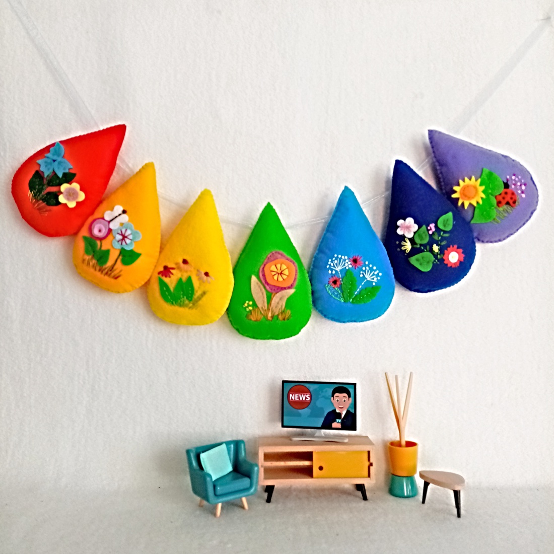 Ghirlanda Curcubeu din Fetru ,Decor pentru Paste . - jucării și echipamente pentru copii - jocuri de gândire - curcubeu montessori, jocuri waldorf - Artynos.ro