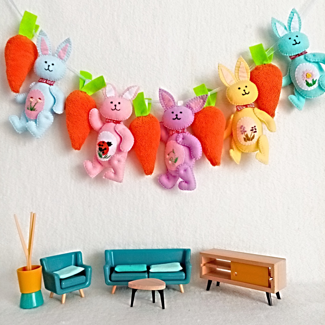 Ghirlanda decorativa de Pasti ci iepurasi din fetru brodati. - jucării și echipamente pentru copii - plușuri - iepure de pluș - Artynos.ro