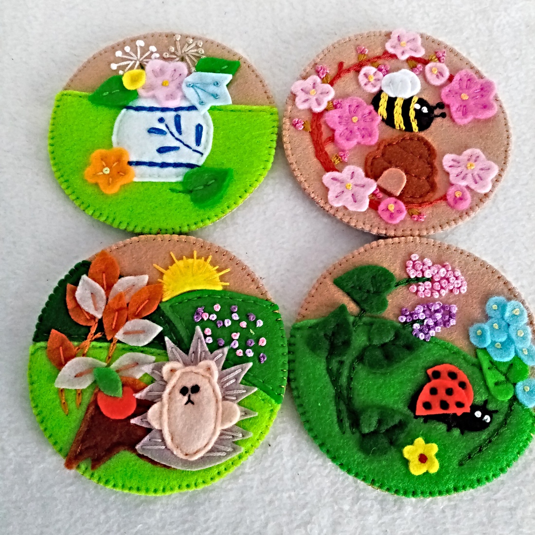 Suporturi din fetru brodat ,cadou unic pentru Pasti. - casă & stil de viață - decorațiuni de casă - decorațiuni de masă și rafturi - decorațiuni de masă - Artynos.ro