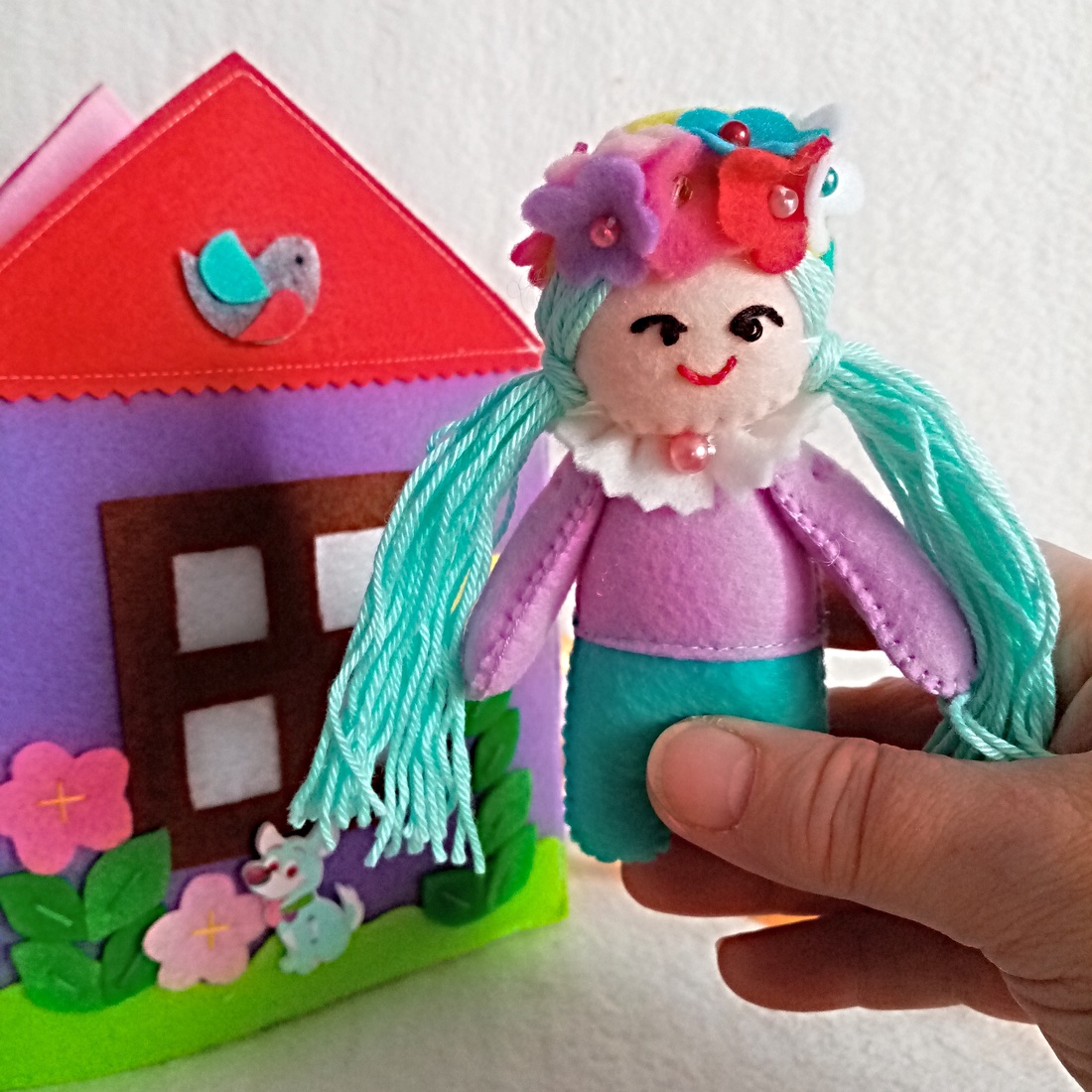 Panou pliabil cu papusa in casuta ei ,cadou pentru zi de nastere. - jucării și echipamente pentru copii - cărți pentru copii, cărți textile - Artynos.ro