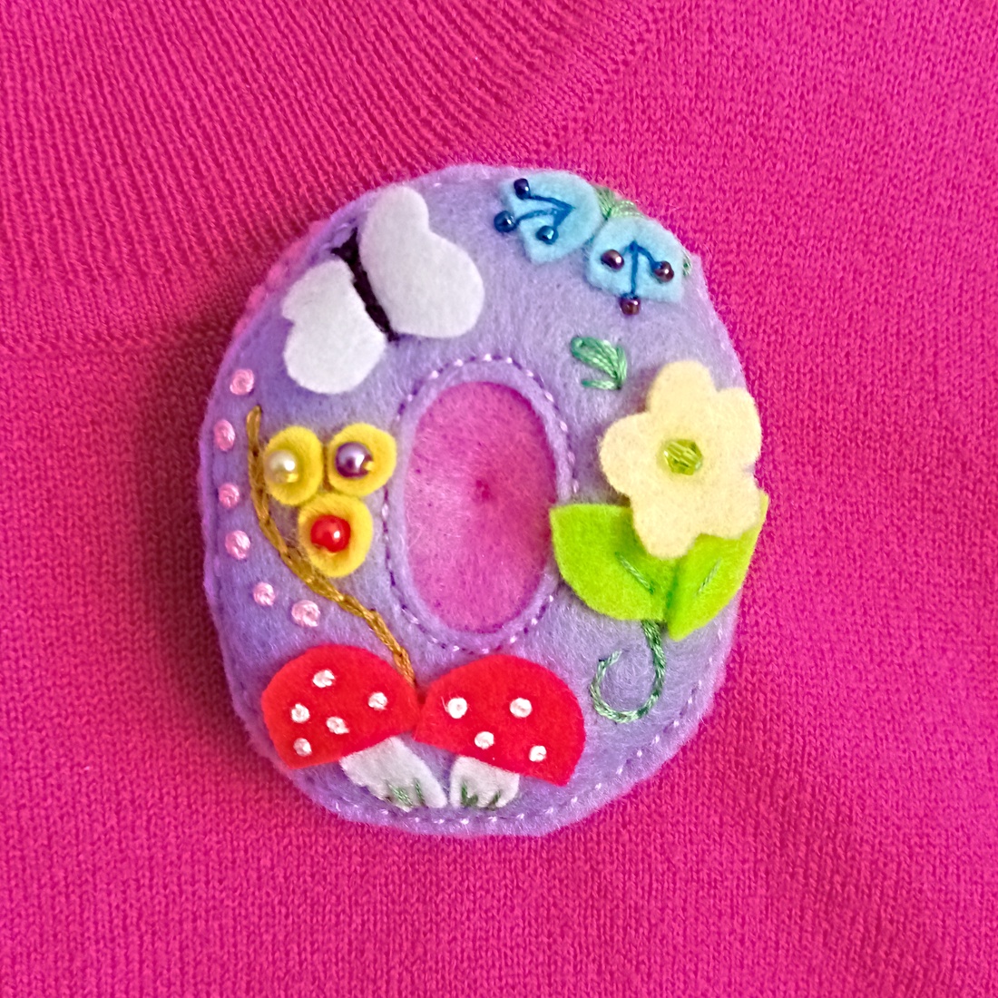 Brosă din fetru cu literă brodată la alegere � Cadou personal și deosebit. - bijuterii - broșe - Artynos.ro