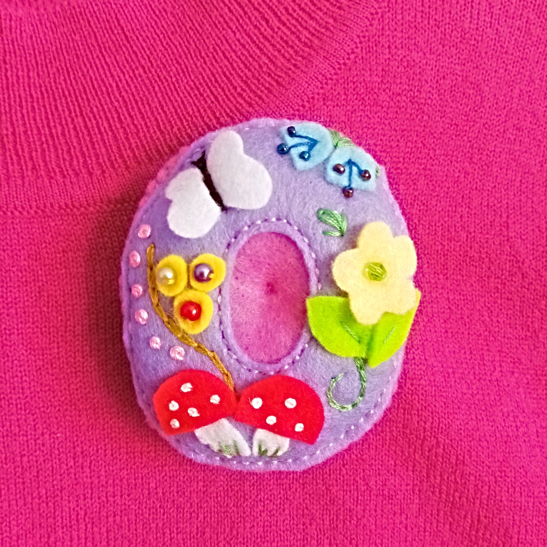 Brosă din fetru cu literă brodată la alegere � Cadou personal și deosebit. - bijuterii - broșe - Artynos.ro