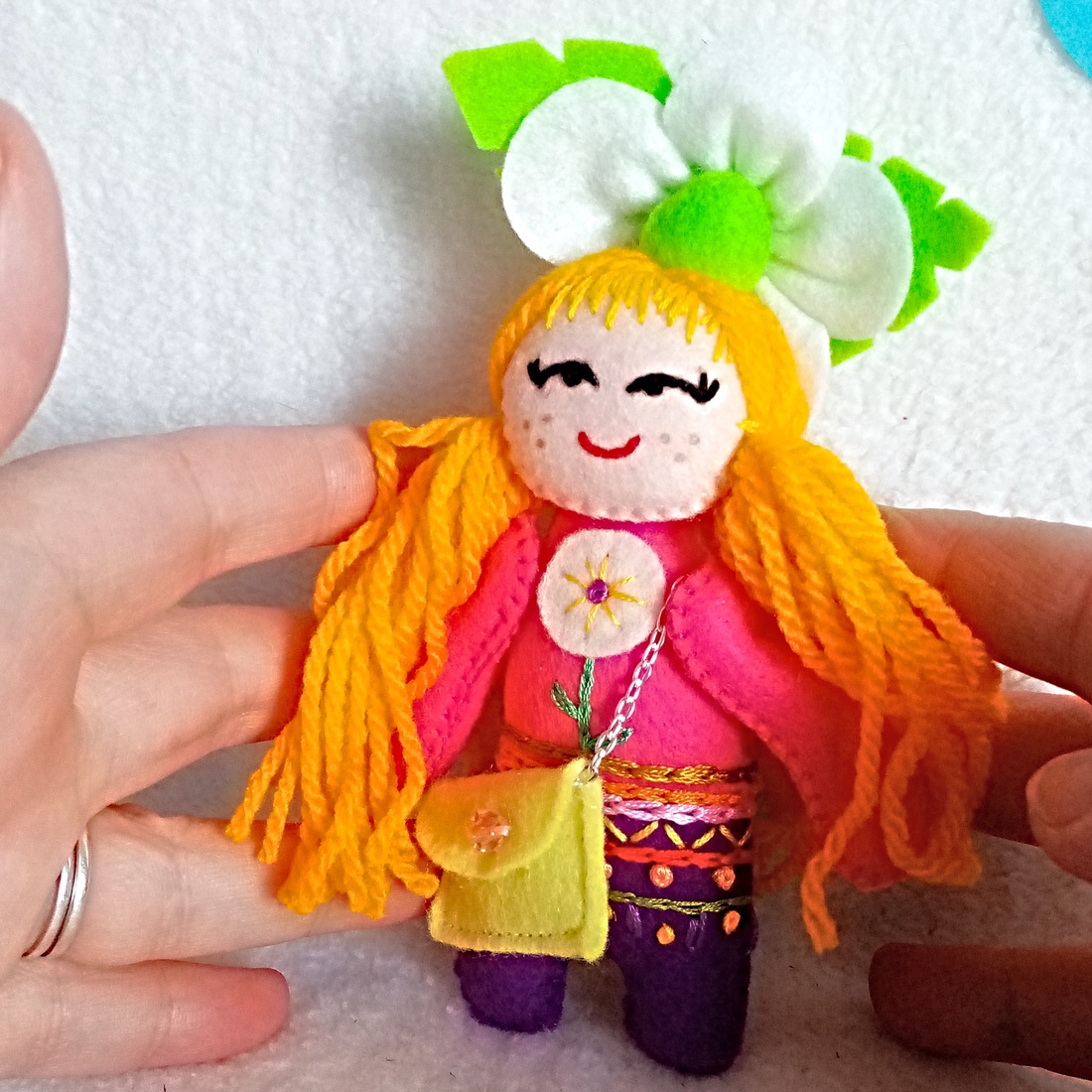 Papusa din fetru cu broderie si floare de primavara. - jucării și echipamente pentru copii - jucării și accesorii pentru copii - păpuși de joacă - Artynos.ro