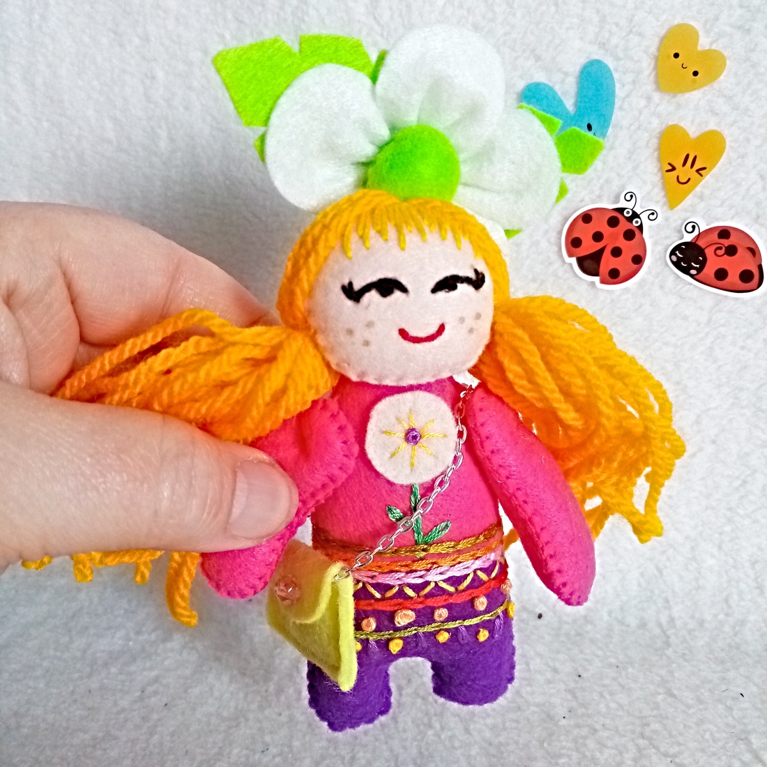 Papusa din fetru cu broderie si floare de primavara. - jucării și echipamente pentru copii - jucării și accesorii pentru copii - păpuși de joacă - Artynos.ro