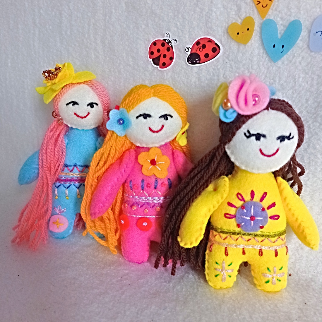 Papusa mica din fetru cu broderie ,jucarie handmade pentru fetite. - jucării și echipamente pentru copii - jucării și accesorii pentru copii - păpuși de joacă - Artynos.ro