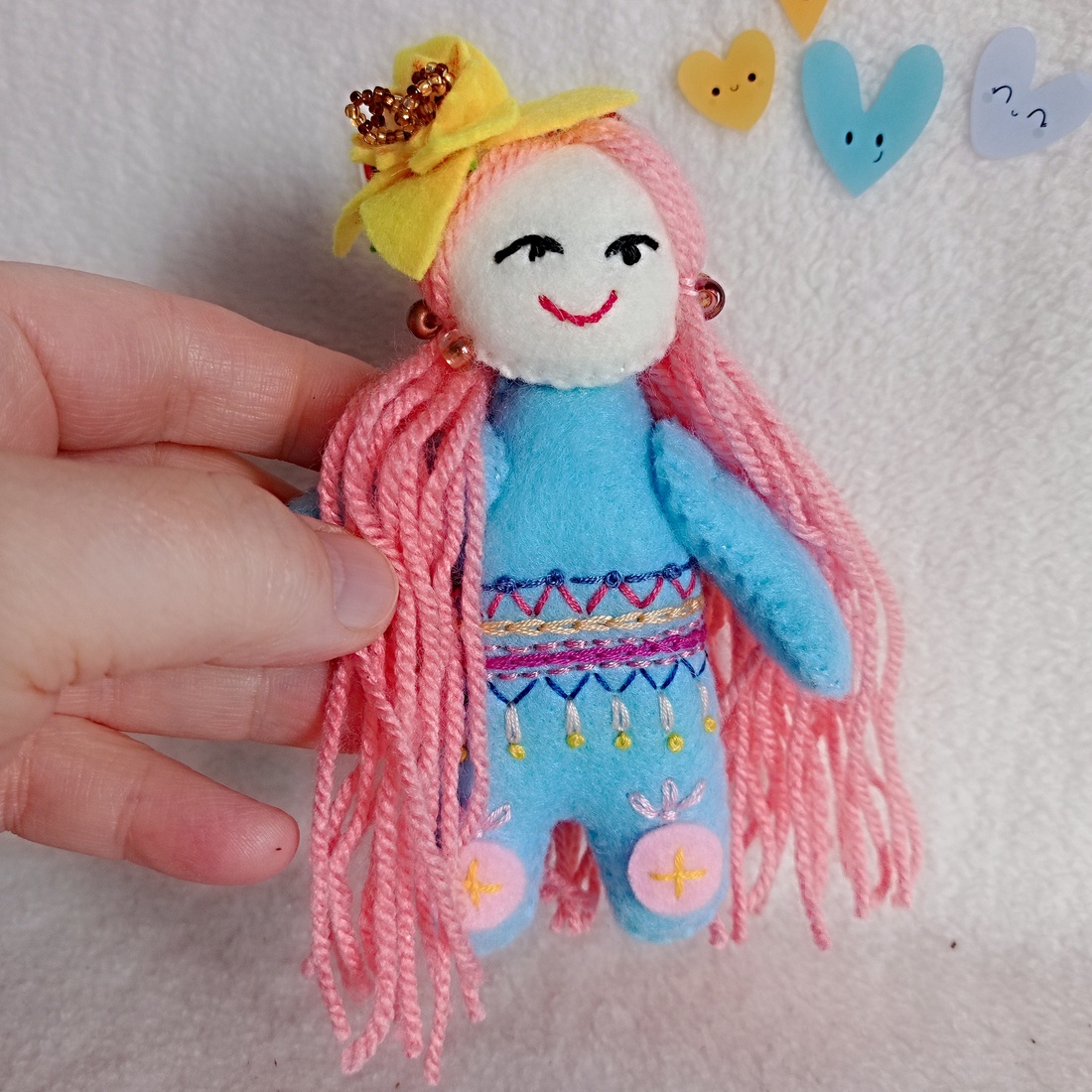 Papusa mica din fetru cu broderie ,jucarie handmade pentru fetite. - jucării și echipamente pentru copii - jucării și accesorii pentru copii - păpuși de joacă - Artynos.ro