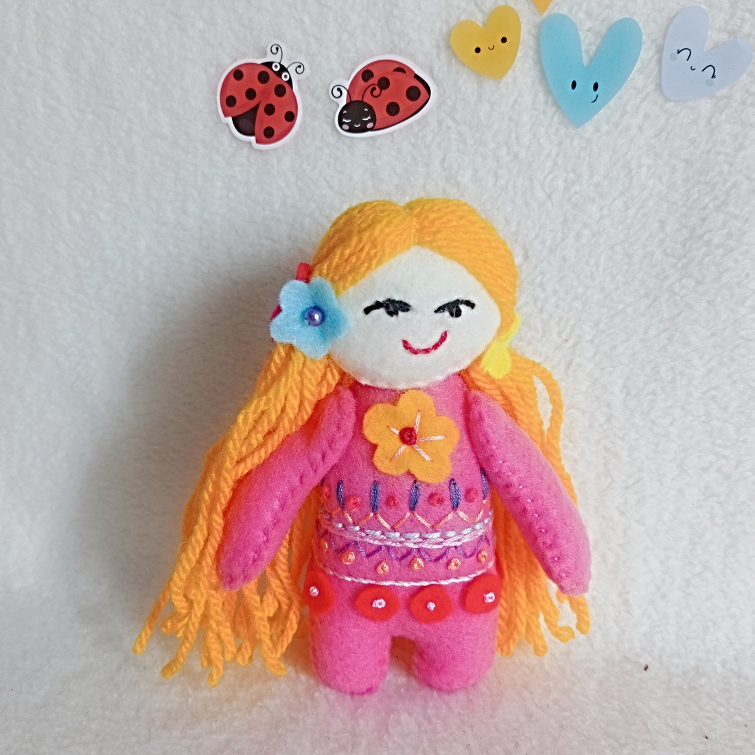 Papusa mica din fetru cu broderie ,jucarie handmade pentru fetite. - jucării și echipamente pentru copii - jucării și accesorii pentru copii - păpuși de joacă - Artynos.ro