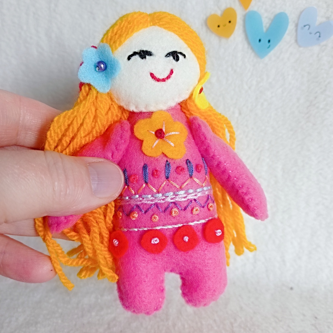 Papusa mica din fetru cu broderie ,jucarie handmade pentru fetite. - jucării și echipamente pentru copii - jucării și accesorii pentru copii - păpuși de joacă - Artynos.ro