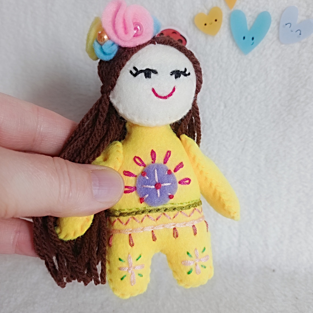 Papusa mica din fetru cu broderie ,jucarie handmade pentru fetite. - jucării și echipamente pentru copii - jucării și accesorii pentru copii - păpuși de joacă - Artynos.ro