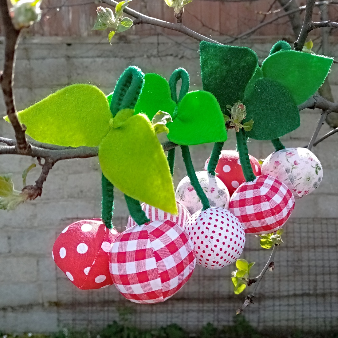 Set de 4 perechi de cirese decorative ,ghirlanda de primavara. - jucării și echipamente pentru copii - jocuri de gândire - curcubeu montessori, jocuri waldorf - Artynos.ro