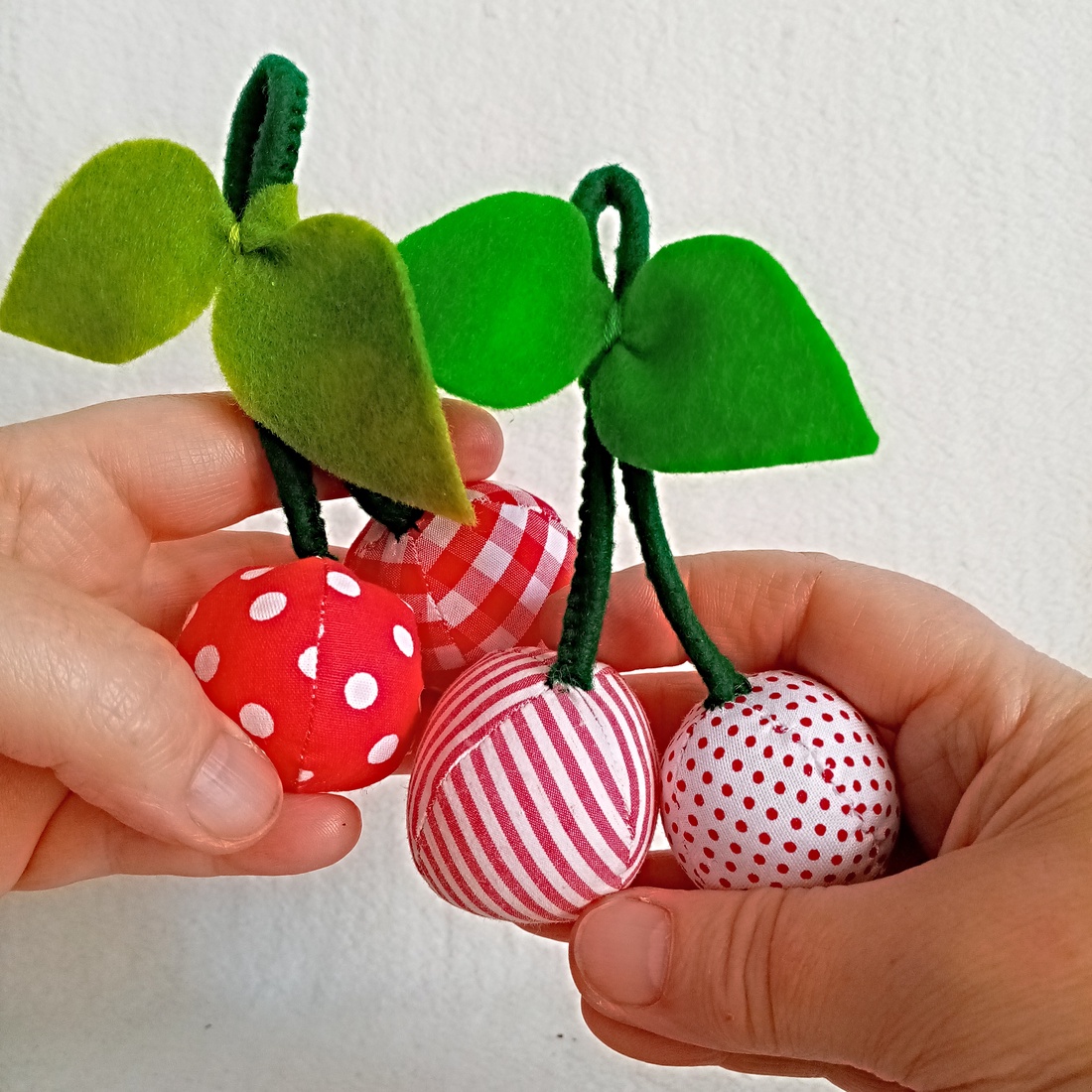 Set de 4 perechi de cirese decorative ,ghirlanda de primavara. - jucării și echipamente pentru copii - jocuri de gândire - curcubeu montessori, jocuri waldorf - Artynos.ro