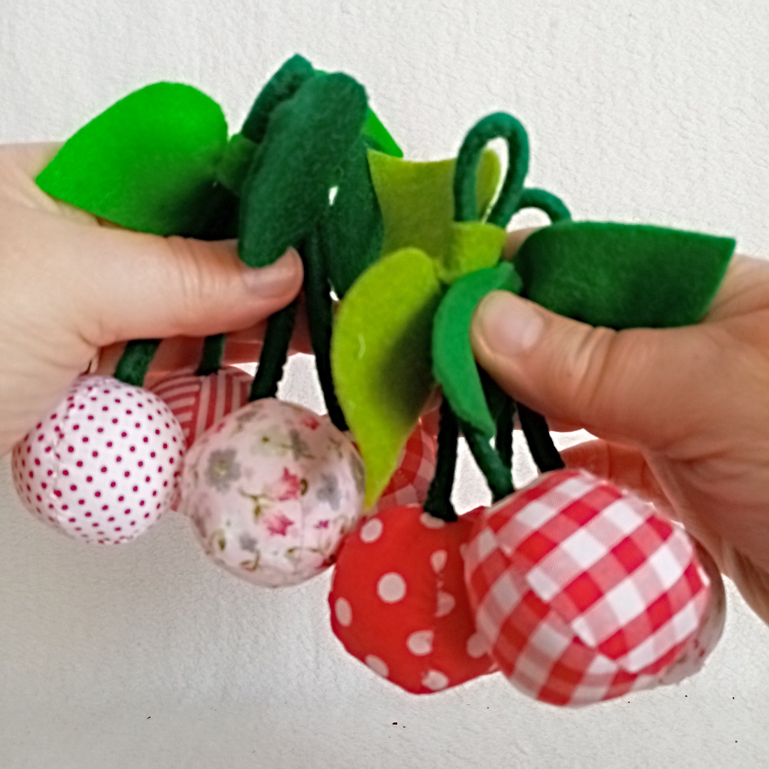 Set de 4 perechi de cirese decorative ,ghirlanda de primavara. - jucării și echipamente pentru copii - jocuri de gândire - curcubeu montessori, jocuri waldorf - Artynos.ro