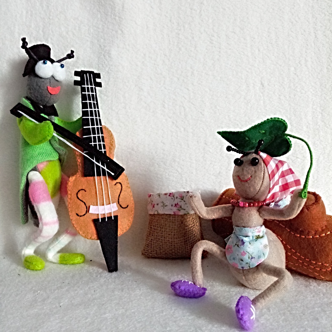 Greierele si Furnica ,figurine din fetru ,decoratii unice. - jucării și echipamente pentru copii - jocuri de gândire - curcubeu montessori, jocuri waldorf - Artynos.ro