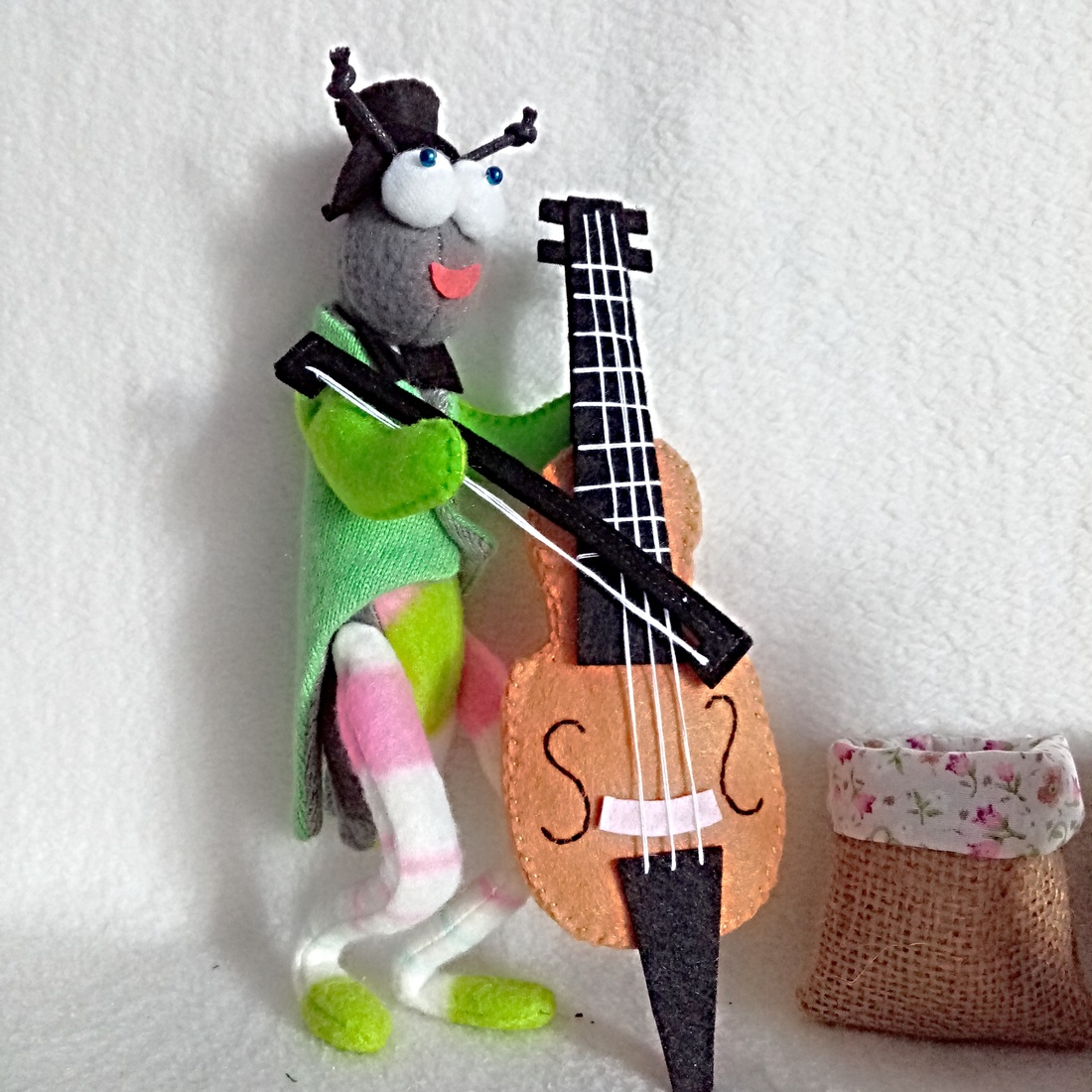 Greierele si Furnica ,figurine din fetru ,decoratii unice. - jucării și echipamente pentru copii - jocuri de gândire - curcubeu montessori, jocuri waldorf - Artynos.ro