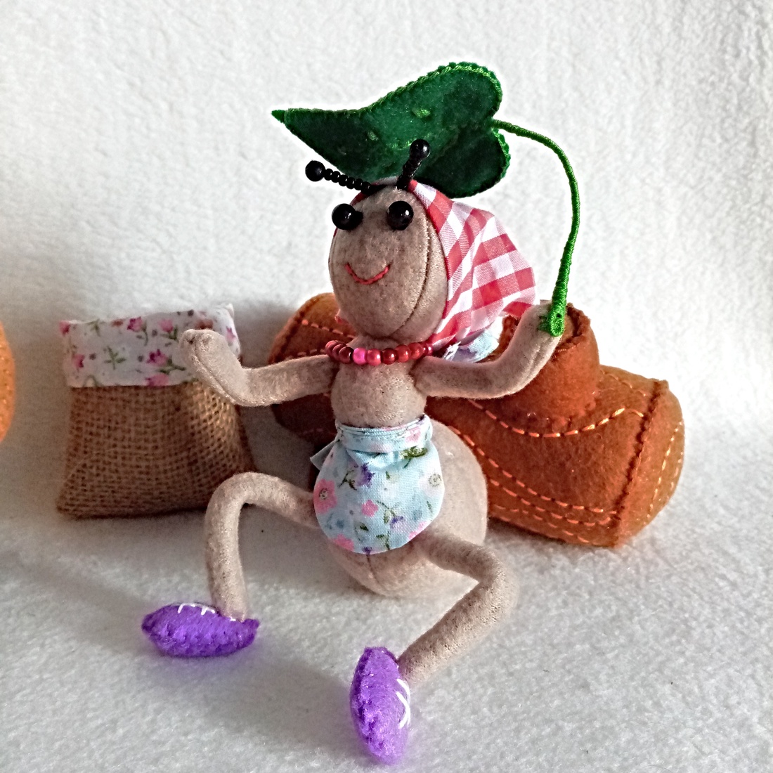 Greierele si Furnica ,figurine din fetru ,decoratii unice. - jucării și echipamente pentru copii - jocuri de gândire - curcubeu montessori, jocuri waldorf - Artynos.ro