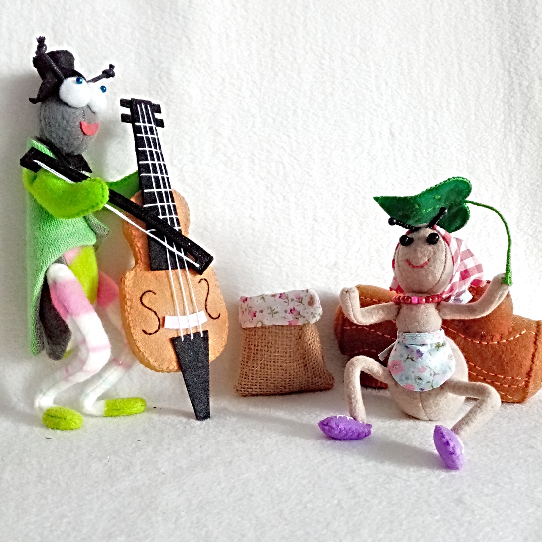 Greierele si Furnica ,figurine din fetru ,decoratii unice. - jucării și echipamente pentru copii - jocuri de gândire - curcubeu montessori, jocuri waldorf - Artynos.ro