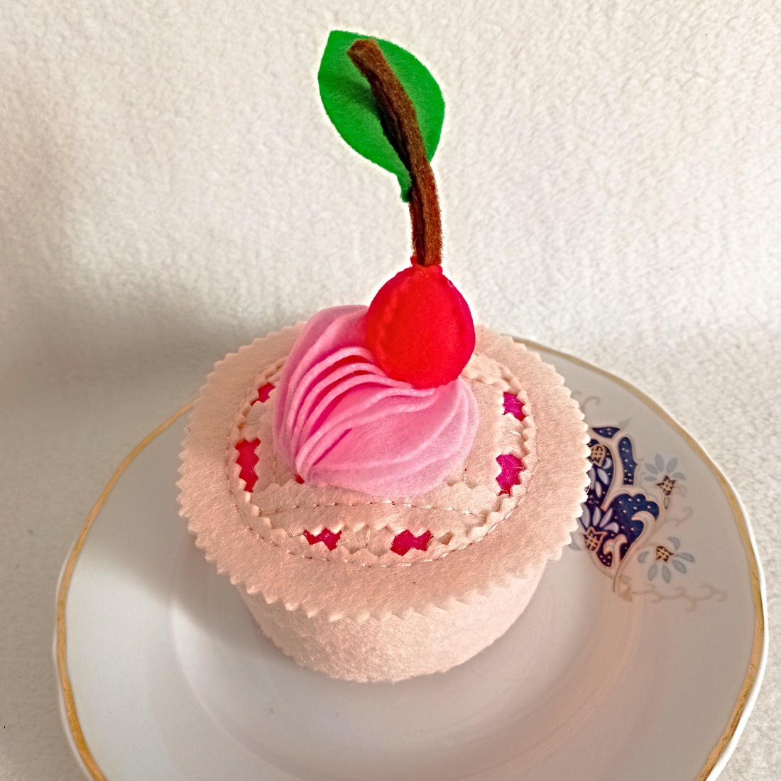 Plăcintă cu cireșe � jucărie educativă din fetru pentru preșcolari . - jucării și echipamente pentru copii - jocuri de gândire - curcubeu montessori, jocuri waldorf - Artynos.ro