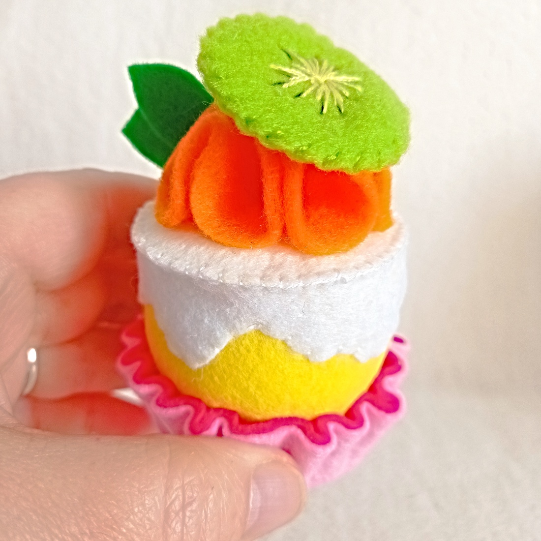 Cupcake cu kiwi � jucărie educativă din fetru pentru preșcolari . - jucării și echipamente pentru copii - jocuri de gândire - curcubeu montessori, jocuri waldorf - Artynos.ro