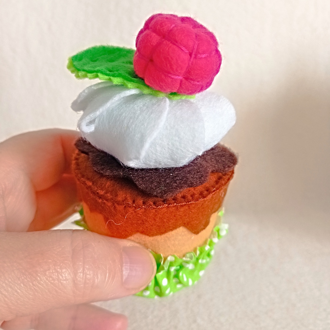 Cupcake cu zmeura  � jucărie educativă din fetru pentru preșcolari . - jucării și echipamente pentru copii - jocuri de gândire - curcubeu montessori, jocuri waldorf - Artynos.ro