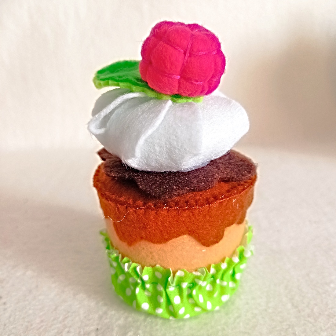 Cupcake cu zmeura  � jucărie educativă din fetru pentru preșcolari . - jucării și echipamente pentru copii - jocuri de gândire - curcubeu montessori, jocuri waldorf - Artynos.ro