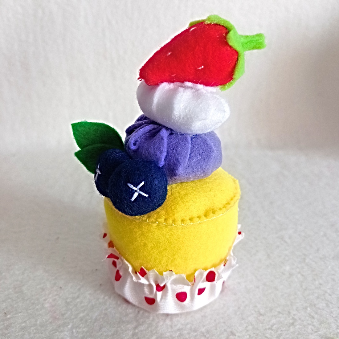 Cupcake cu fructe � jucărie educativă din fetru pentru preșcolari. - jucării și echipamente pentru copii - jocuri de gândire - curcubeu montessori, jocuri waldorf - Artynos.ro