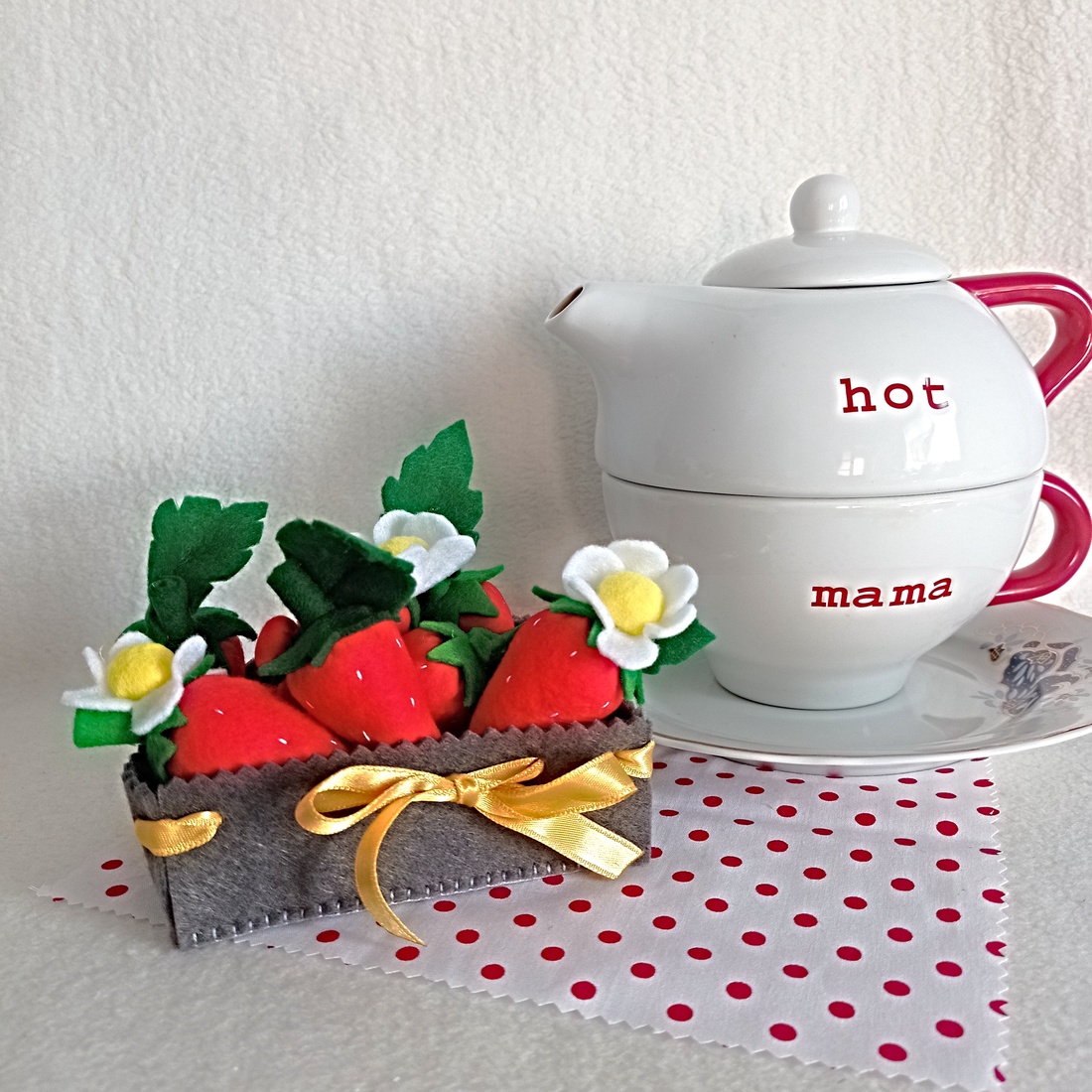 Cutie din fetru + set de 5 căpșuni din fetru � ideal pentru activități Montessori . - jucării și echipamente pentru copii - jocuri de gândire - curcubeu montessori, jocuri waldorf - Artynos.ro