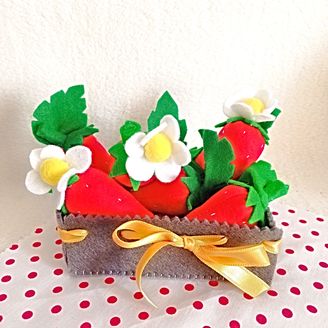 Cutie din fetru + set de 5 căpșuni din fetru � ideal pentru activități Montessori . - jucării și echipamente pentru copii - jocuri de gândire - curcubeu montessori, jocuri waldorf - Artynos.ro