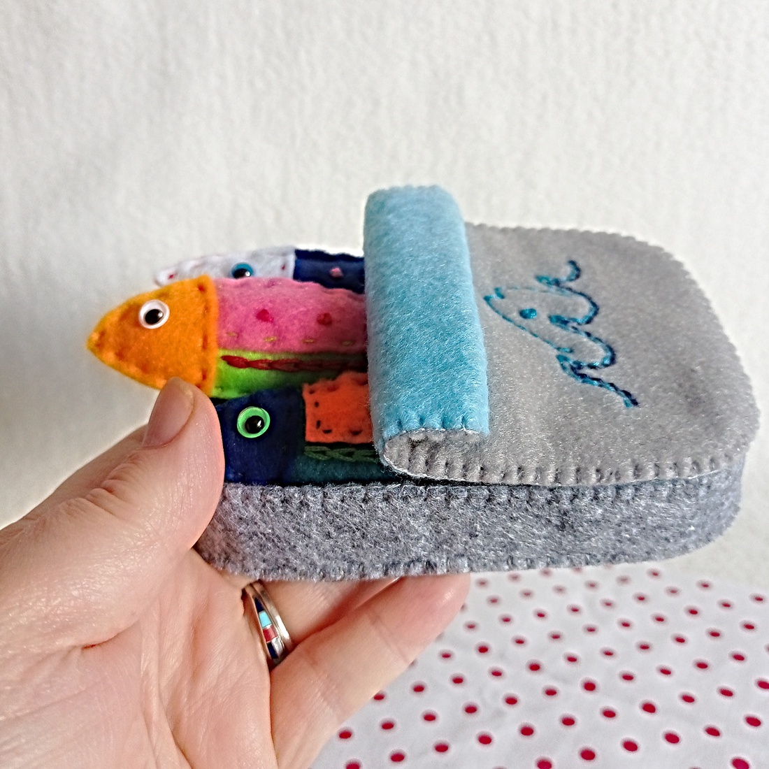 Sardine din fetru în conserva lor � jucărie handmade pentru jocuri de rol . - jucării și echipamente pentru copii - jocuri de gândire - curcubeu montessori, jocuri waldorf - Artynos.ro