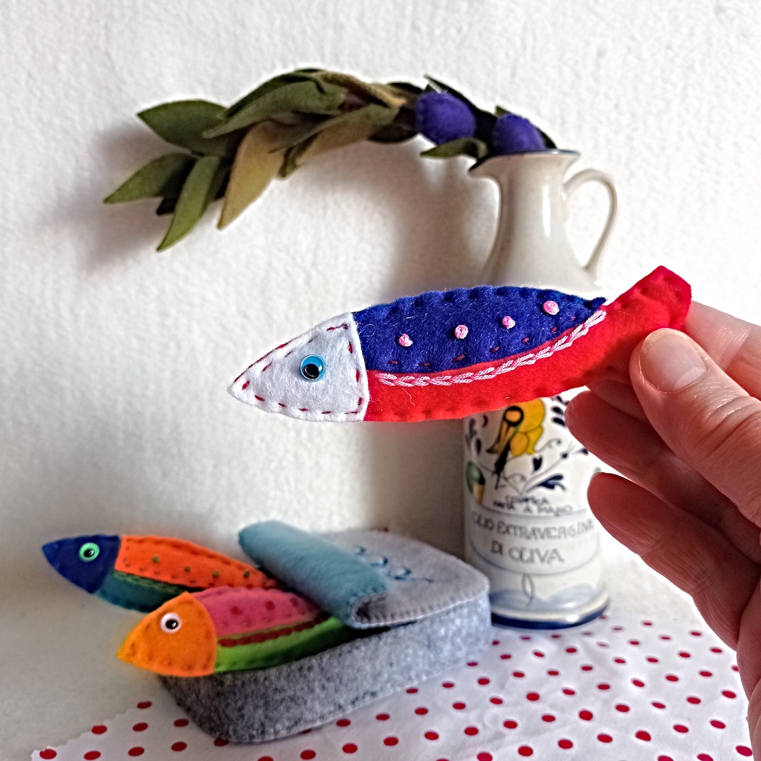 Sardine din fetru în conserva lor � jucărie handmade pentru jocuri de rol . - jucării și echipamente pentru copii - jocuri de gândire - curcubeu montessori, jocuri waldorf - Artynos.ro