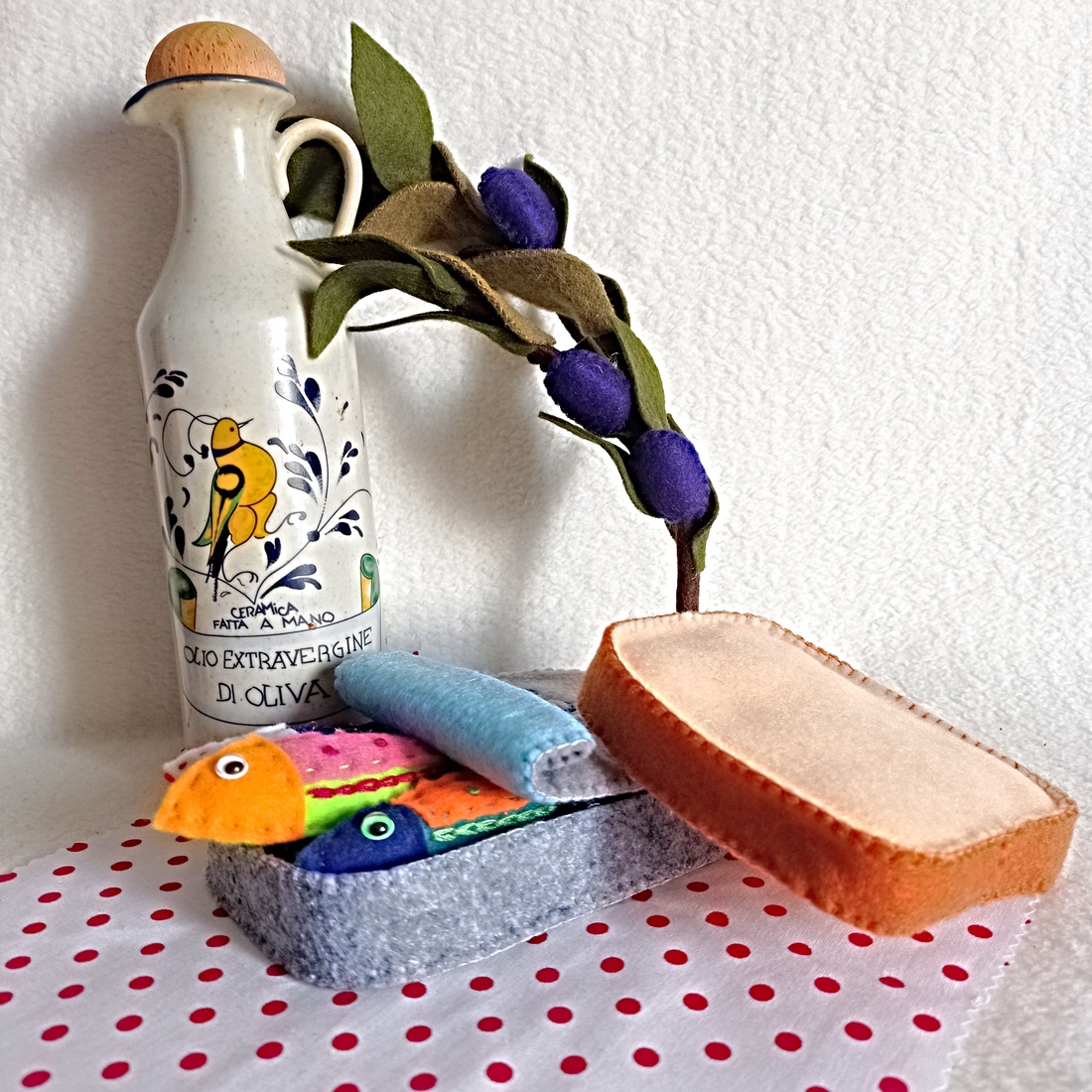 Sardine din fetru în conserva lor � jucărie handmade pentru jocuri de rol . - jucării și echipamente pentru copii - jocuri de gândire - curcubeu montessori, jocuri waldorf - Artynos.ro