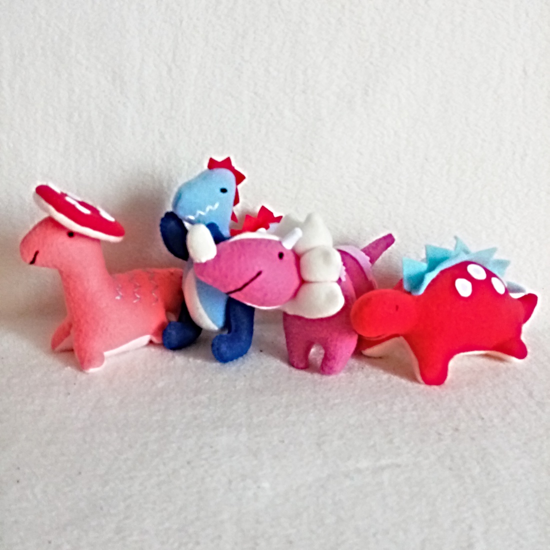 Set de Baby Dinozauri și Placă Senzorială pentru Preșcolari . - jucării și echipamente pentru copii - jocuri de gândire - curcubeu montessori, jocuri waldorf - Artynos.ro