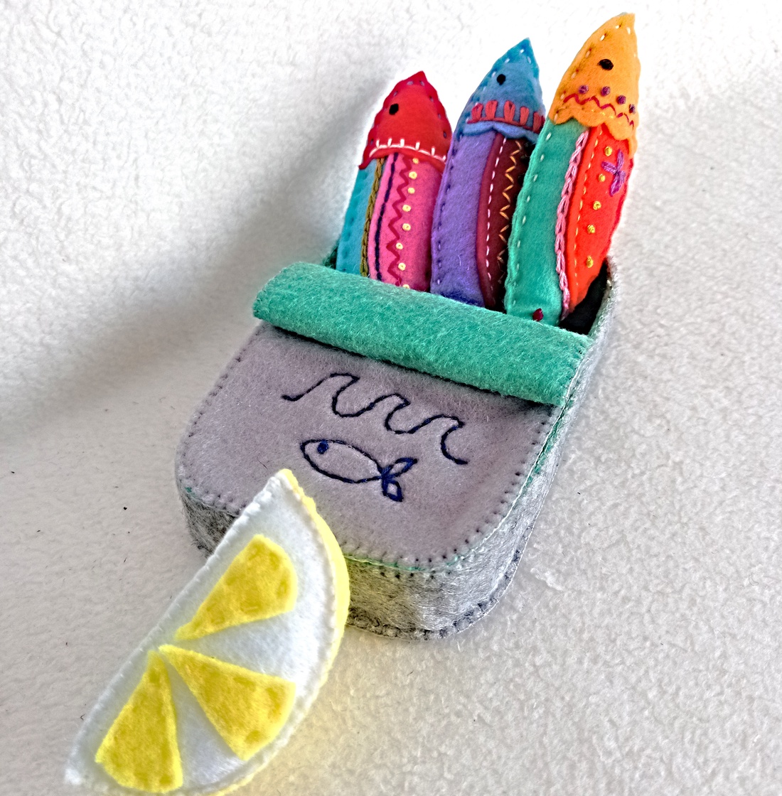 Sardine din fetru în conserva lor � jucărie handmade pentru jocuri de rol . - jucării și echipamente pentru copii - jocuri de gândire - curcubeu montessori, jocuri waldorf - Artynos.ro