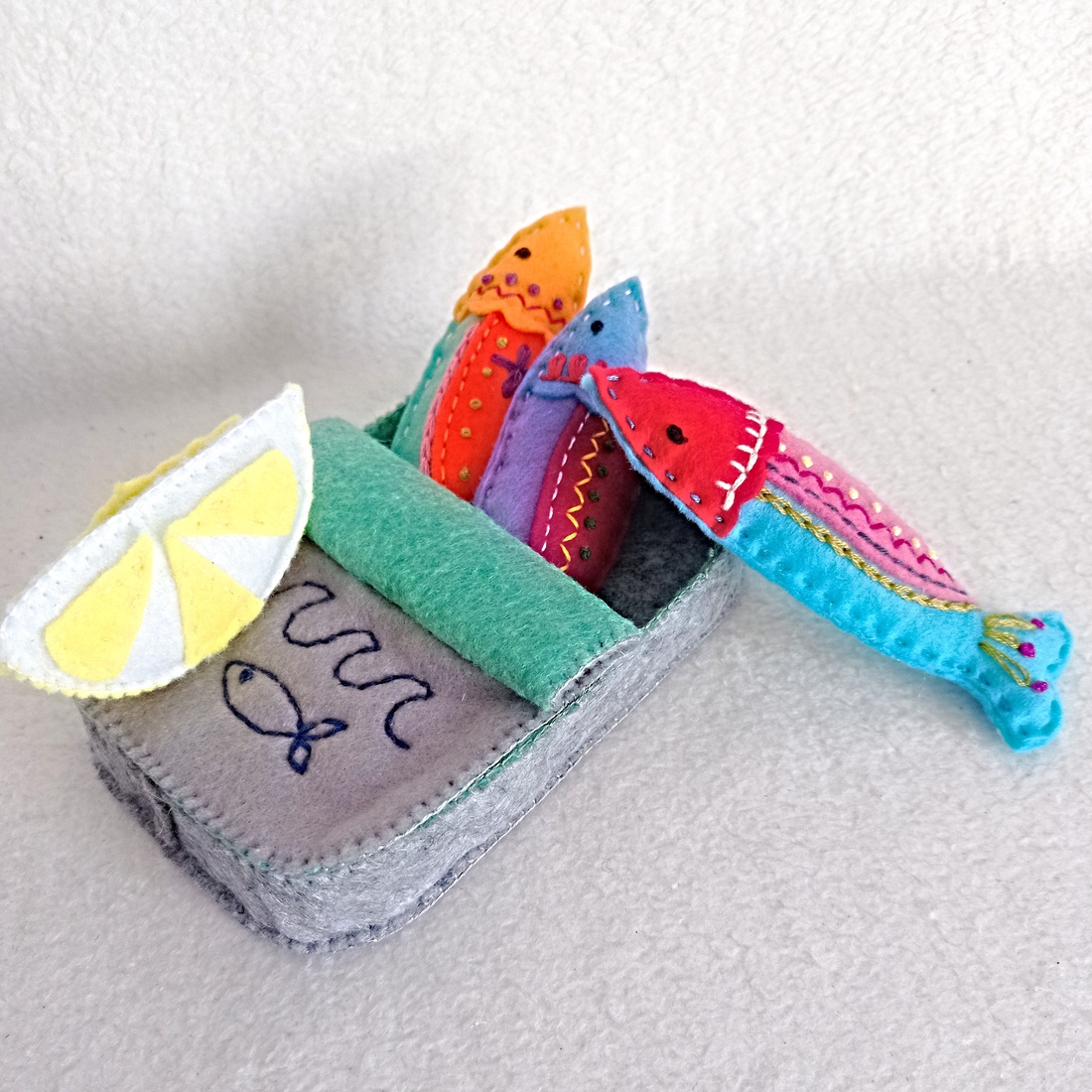 Sardine din fetru în conserva lor � jucărie handmade pentru jocuri de rol . - jucării și echipamente pentru copii - jocuri de gândire - curcubeu montessori, jocuri waldorf - Artynos.ro