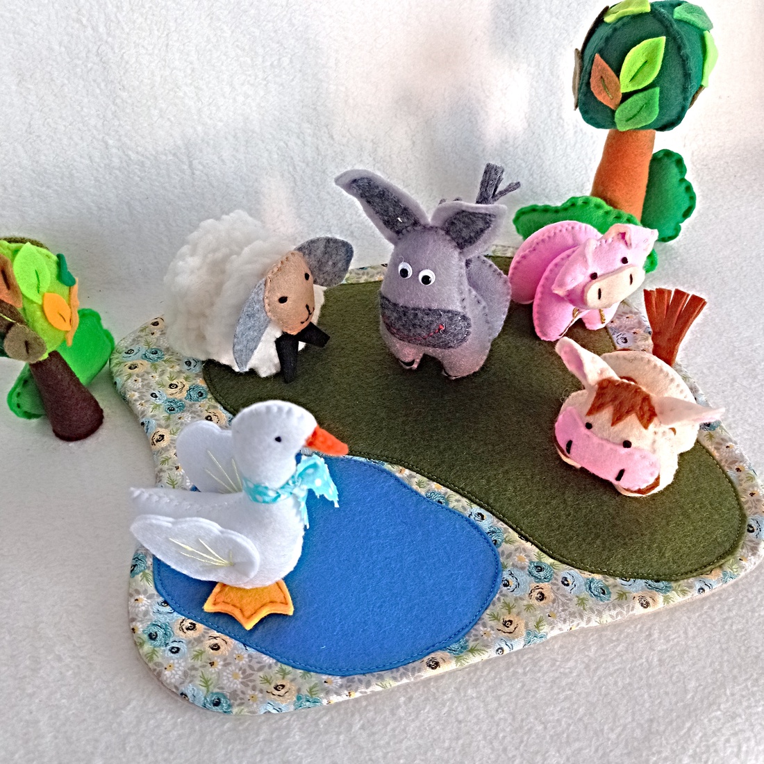 Animale din fetru la fermă � Set interactiv pentru preșcolari - jucării și echipamente pentru copii - jocuri de gândire - curcubeu montessori, jocuri waldorf - Artynos.ro