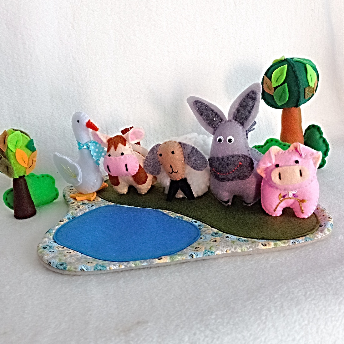 Animale din fetru la fermă � Set interactiv pentru preșcolari - jucării și echipamente pentru copii - jocuri de gândire - curcubeu montessori, jocuri waldorf - Artynos.ro
