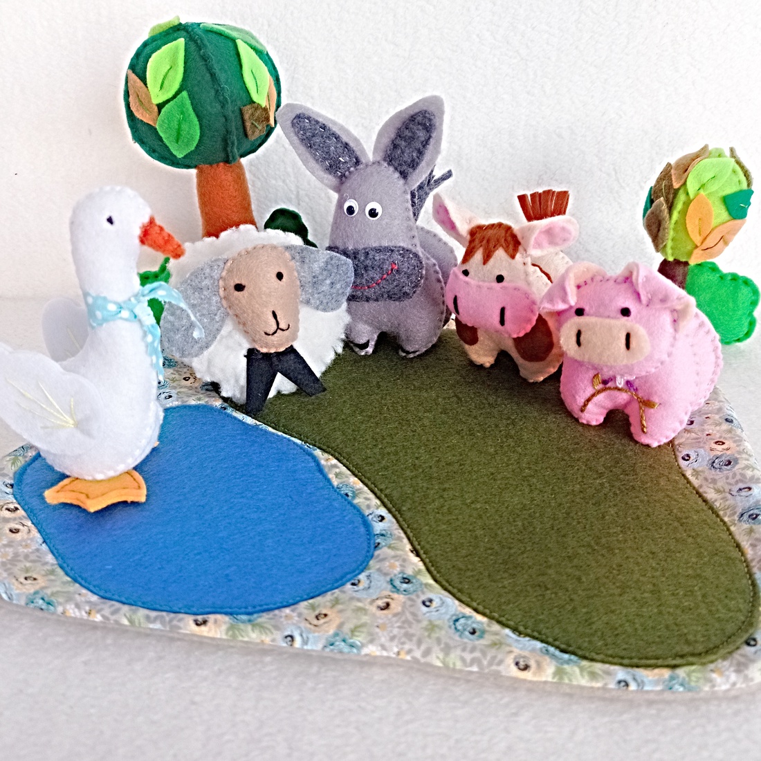 Animale din fetru la fermă � Set interactiv pentru preșcolari - jucării și echipamente pentru copii - jocuri de gândire - curcubeu montessori, jocuri waldorf - Artynos.ro